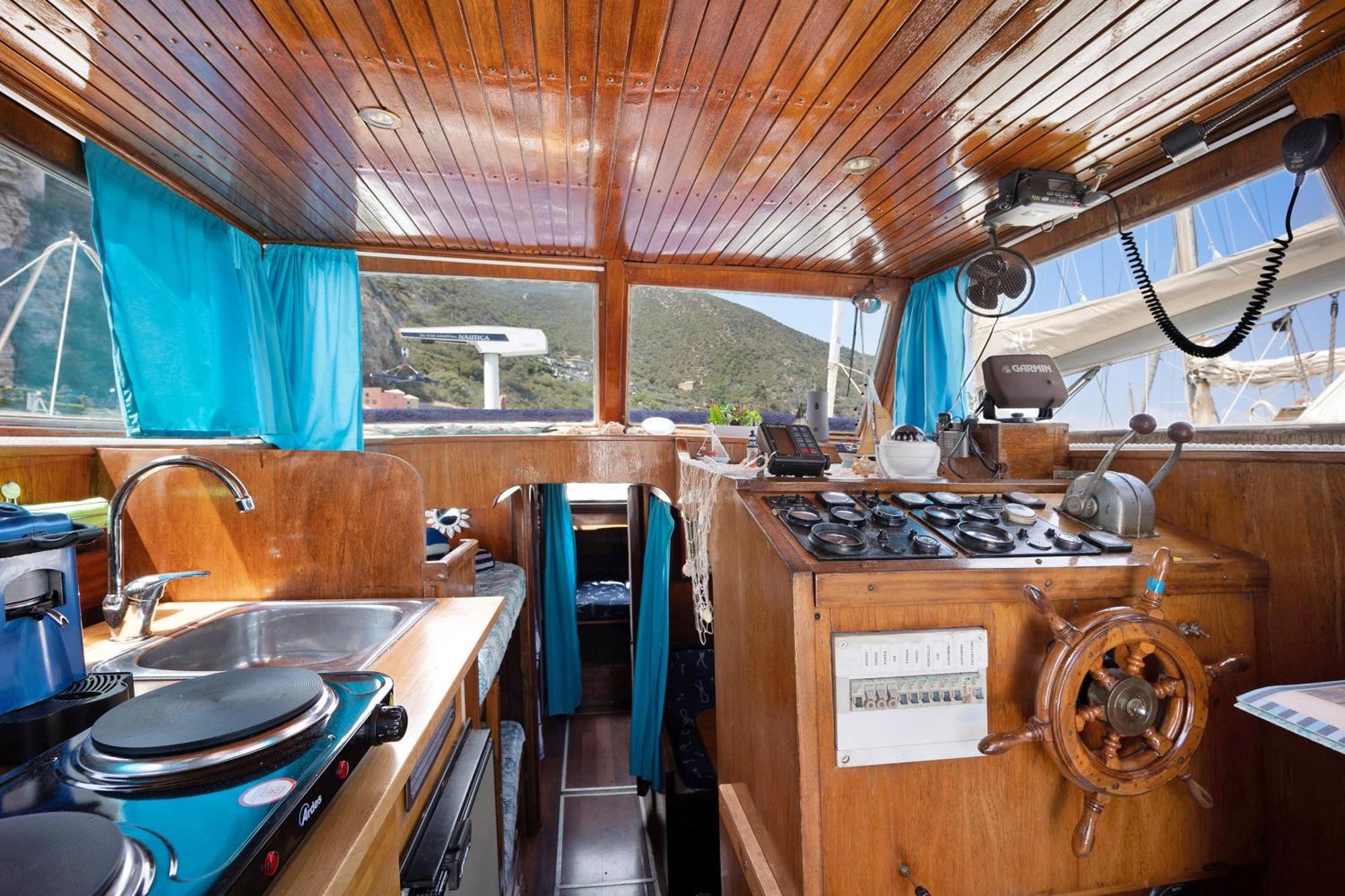 Botel Aloha Jak's Boat
