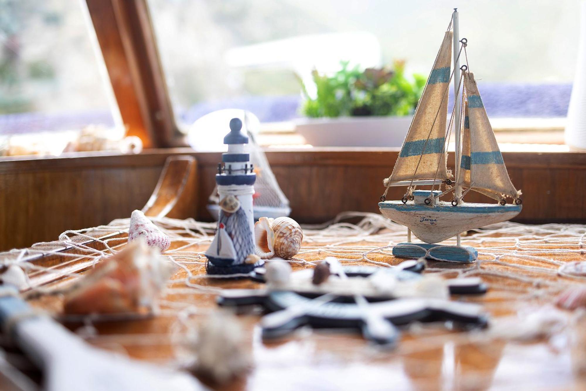 Aloha Jak's Boat Botel *